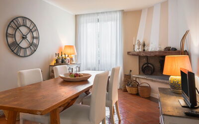 A Casa Di Camillo, Nepi, a C, Wifi: Tabelle, Möbel, Eigentum, Stuhl, Holz, Interior Design, Orange, Die Architektur, Fussboden