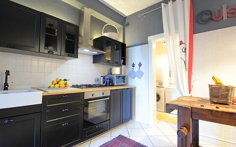 Dal Molin Apartment, Garda Lake, Ac, Fitness, Jacu: Möbel, Cabinetry, Eigentum, Countertop, Gebäude, Küche, Holz, Schublade, Herd, Interior Design