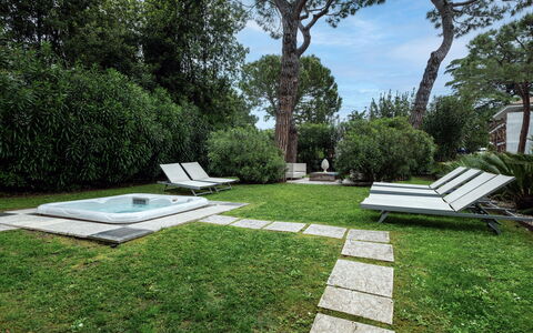 Dal Molin Apartment, Garda Lake, Ac, Fitness, Jacu: Pflanze, Pflanzengemeinschaft, Schatten, Himmel, Gartenmöbel, Grundstueck, Wolke, Baum, Rechteck, Strauch