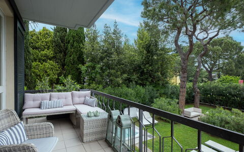 Dal Molin Apartment, Garda Lake, Ac, Fitness, Jacu: Pflanze, Eigentum, Möbel, Himmel, Gebäude, Baum, Schatten, Gras, Wolke, Couch