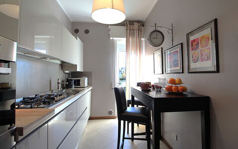 Provenzale Apartment, Garda Lake, Jacuzzi, Fitness: Möbel, Tabelle, Cabinetry, Countertop, Beleuchtung, Interior Design, Küchengerät, Herd, Stuhl, Küche