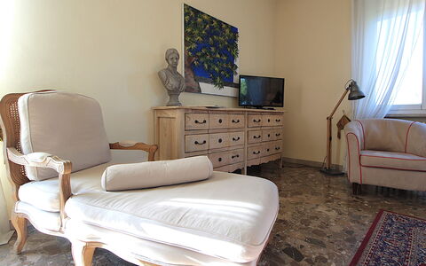 Provenzale Apartment, Garda Lake, Jacuzzi, Fitness: Möbel, Gebäude, Fenster, Cabinetry, Komfort, Schublade, Holz, Kommode, Interior Design, Vorhang