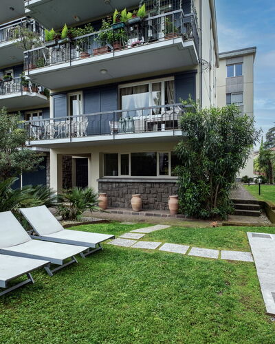 Provenzale Apartment, Garda Lake, Jacuzzi, Fitness: Pflanze, Gebäude, Fenster, Interior Design, Die Architektur, Schatten, Urban Design, Eigentumswohnung, Wohngebiet, Haus