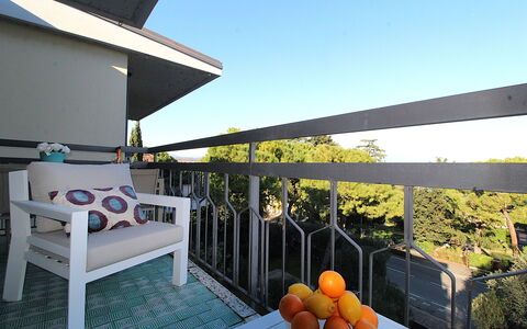 Catullo 18 Apartment, Garda Lake, Jacuzzi, Fitness: Himmel, Gebäude, Veranda, Schatten, Haus, Gartenmöbel, Freizeit, Zaun, Grundeigentum, Baum