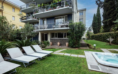 Catullo 18 Apartment, Garda Lake, Jacuzzi, Fitness: Pflanze, Gebäude, Fenster, Interior Design, Die Architektur, Schatten, Urban Design, Eigentumswohnung, Wohngebiet, Haus