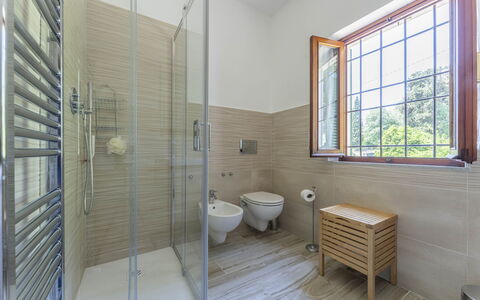 Camaiore House With Pool, La Casa Dei Ricci: Eigentum, Möbel, Gebäude, Armatur, Fenster, Komfort, Holz, Badezimmer, Interior Design