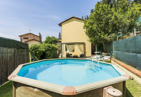 Camaiore House With Pool, La Casa Dei Ricci: Wasser, Eigentum, Himmel, Pflanze, Schwimmbad, Azurblau, Baum, Schatten, Gebäude, Freizeit