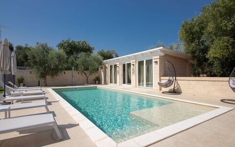 Terra Mater: Schwimmbad, Verbundwerkstoff, Estate, Resort, Gartenmöbel, Water Feature, Fliese, Schatten, Beton, Design