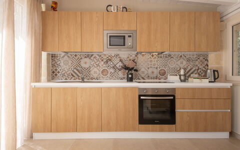 Terra Mater: Küche, Countertop, Major Appliance, Küchengerät, Holz, Flooring, Cabinetry, Interior Design, Fussboden, Braun