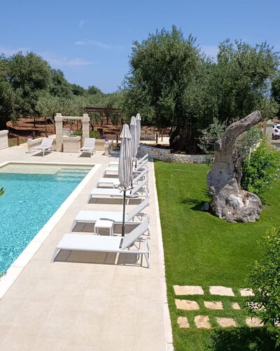 Terra Mater: Schwimmbad, Gartenmöbel, Resort, Garten, Flagstone, Estate, Landscaping, Hinterhof, Hazienda, Schatten