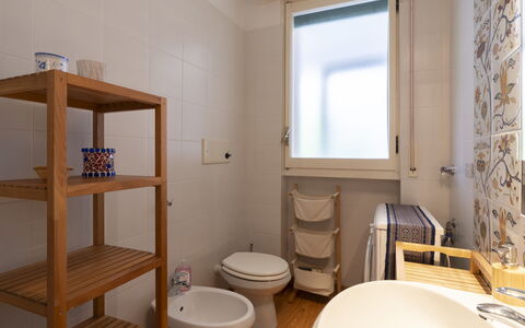Bolla sul Mare: Eigentum, Armatur, Gebäude, Holz, Toilleten Sitz, Fenster, Regal, Interior Design, Fussboden, Flooring