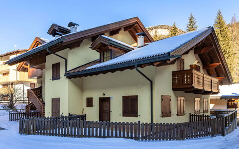 Canazei 275: Haus, Dach, Tür, Hütte, Zuhause, Steigung, Balkon, Farbe, Abstellgleis, Bergdorf