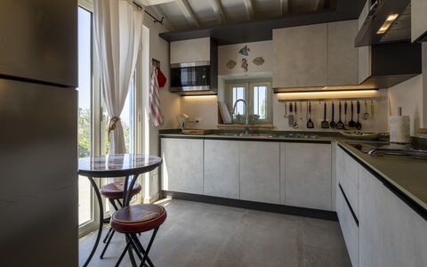 Villa Acquaro, Santa Caterina Dello Ionio, Pool, A: Küche, Küchengerät, Interior Design, Countertop, Flooring, Möbel, Major Appliance, Haushaltsgerät, Beleuchtung, Zuhause