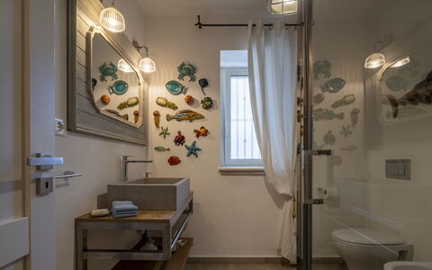 Villa Acquaro, Santa Caterina Dello Ionio, Pool, A: Interior Design, Wand, Flooring, Armatur, Light Fixture, Decke, Badezimmer, Beleuchtung, Fussboden, Installation