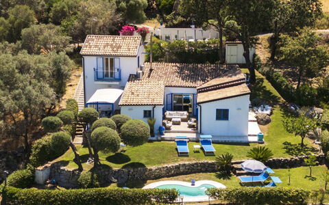 Villa Acquaro, Santa Caterina Dello Ionio, Pool, A: Haus, Wohngebiet, Strauch, Zuhause, Estate, Hütte, Resort, Bauernhaus, Villa, Garten