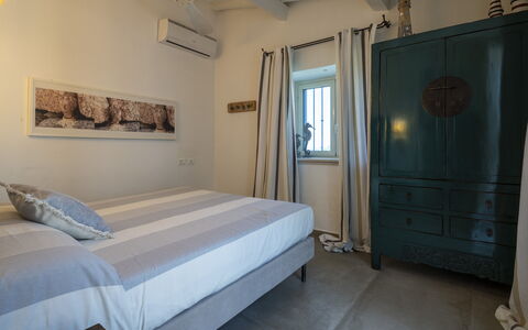 Villa Acquaro, Santa Caterina Dello Ionio, Pool, A: Möbel, Wand, Interior Design, Schlafzimmer, Flooring, Fussboden, Bett, Decke, Zimmer, Beleuchtung
