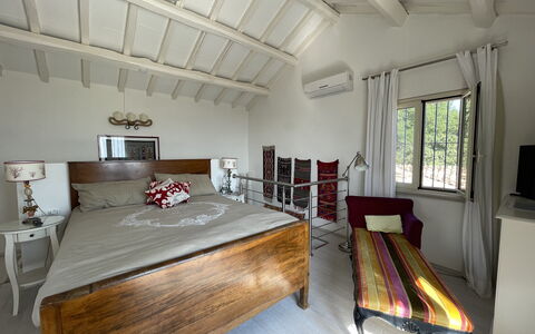 Villa Acquaro, Santa Caterina Dello Ionio, Pool, A: Möbel, Bett, Interior Design, Schlafzimmer, Flooring, Fussboden, Holz, Decke, Bedding, Bettdecke