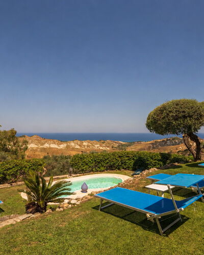 Villa Acquaro, Santa Caterina Dello Ionio, Pool, A: Blau, Strauch, Landschaft, Schwimmbad, Resort, Gartenmöbel, Garten, Landscaping, Schatten, Eco Hotel