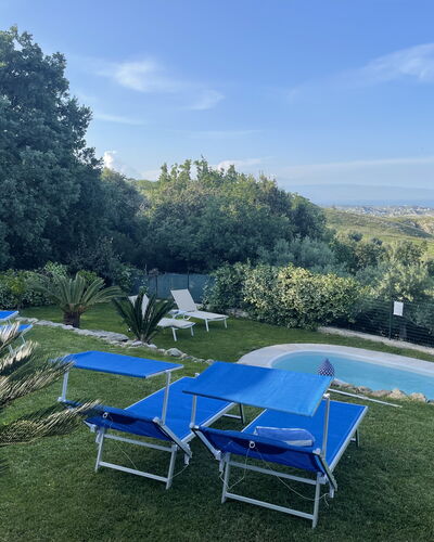 Villa Acquaro, Santa Caterina Dello Ionio, Pool, A: Blau, Schwimmbad, Strauch, Garten, Rasen, Landscaping, Gartenmöbel, Hinterhof, Estate, Garten