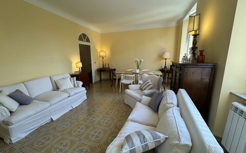 Piazza S. Romano: Möbel, Tabelle, Eigentum, Couch, Gebäude, Komfort, Bilderrahmen, Interior Design, Wohnzimmer, Fussboden