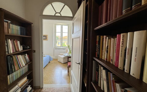 Piazza S. Romano: Bücherregal, Regal, Eigentum, Buch, Veröffentlichung, Regale, Holz, Fenster, Interior Design