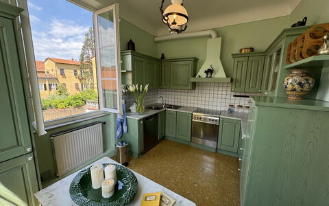 Piazza S. Romano: Cabinetry, Möbel, Countertop, Beleuchtung, Sinken, Fenster, Interior Design, Tabelle, Die Architektur, Küche