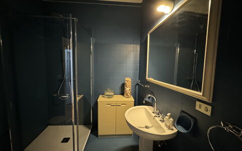 Piazza S. Romano: Spiegel, Zapfhahn, Sinken, Armatur, Bad Sink, Badezimmer, Fussboden, Installation, Gebäude, Flooring