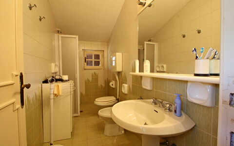 Villa Maddalena: Spiegel, Zapfhahn, Armatur, Sinken, Eigentum, Bad Sink, Badezimmer, Lila, Interior Design, Beleuchtung