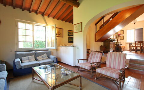 Villa Maddalena: Möbel, Eigentum, Couch, Holz, Fenster, Tabelle, Beleuchtung, Interior Design, Gebäude, Bilderrahmen