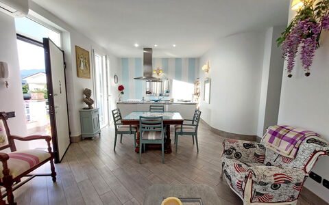 Appartamento Mare Azzurro: Tabelle, Möbel, Eigentum, Bilderrahmen, Gebäude, Couch, Stuhl, Haus, Interior Design, Gelb