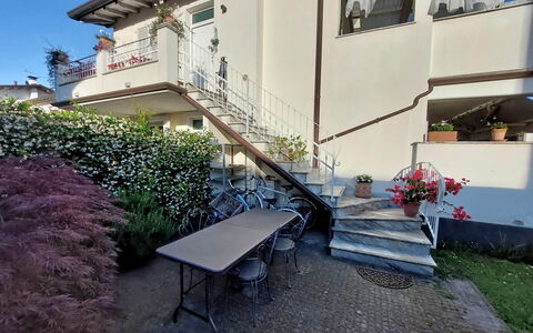 Appartamento Mare Azzurro: Pflanze, Gebäude, Eigentum, Fenster, Haus, Die Architektur, Schatten, Gartenmöbel, Wand, Strassenbelag