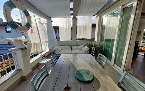 Appartamento Mare Azzurro: Interior Design, Fussboden, Holz, Flooring, Tabelle, Couch, Grundeigentum, Gebäude, Hartholz, Decke