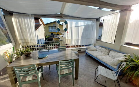 Appartamento Mare Azzurro: Tabelle, Möbel, Pflanze, Couch, Azurblau, Zimmerpflanze, Schatten, Holz, Wohnzimmer, Fussboden
