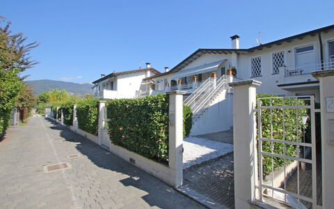 Appartamento Mare Azzurro: Himmel, Eigentum, Gebäude, Pflanze, Fenster, Baum, Urban Design, Steigung, Strassenbelag