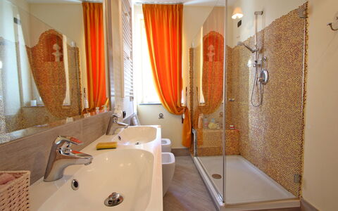 Appartamento Mare Azzurro: Armatur, Spiegel, Eigentum, Zapfhahn, Sinken, Badewanne, Holz, Badezimmer, Gebäude, Interior Design