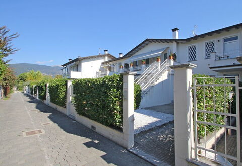 Appartamento Mare Azzurro: Himmel, Eigentum, Gebäude, Pflanze, Fenster, Baum, Urban Design, Steigung, Strassenbelag