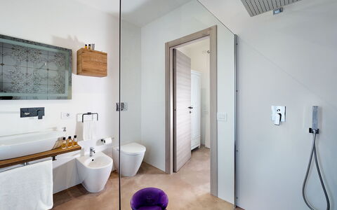 Villa Pachino: Spiegel, Gebäude, Sinken, Armatur, Zapfhahn, Badezimmer, Holz, Fussboden, Flooring