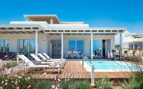 Villa Pachino: Pflanze, Himmel, Gebäude, Azurblau, Schatten, Schwimmbad, Wasser, Stuhl, Haus, Wohngebiet