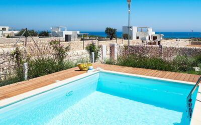 Villa Pachino: Wasser, Himmel, Gebäude, Eigentum, Pflanze, Blau, Schwimmbad, Licht, Azurblau, Rechteck