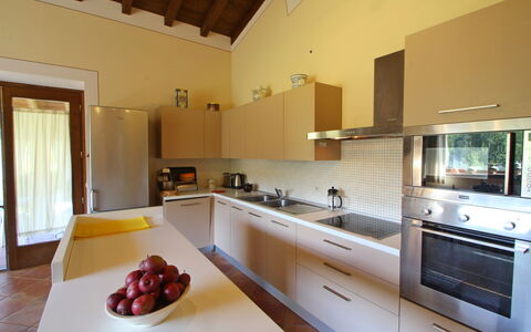 Casetta Verde: Countertop, Cabinetry, Möbel, Sinken, Zapfhahn, Küchengerät, Küche, Holz, Haushaltsgerät, Herd