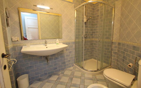 Casetta Verde: Braun, Spiegel, Armatur, Zapfhahn, Sinken, Eigentum, Gebäude, Bad Sink, Badezimmer