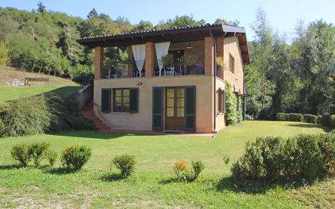 Casetta Verde: Pflanze, Eigentum, Himmel, Gebäude, Fenster, Baum, Grundstueck, Natürliche Landschaft, Hütte, Haus