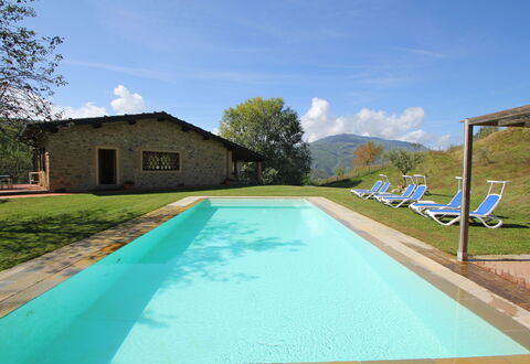 Casetta Verde: Wasser, Wolke, Himmel, Pflanze, Eigentum, Schwimmbad, Gebäude, Azurblau, Schatten, Baum