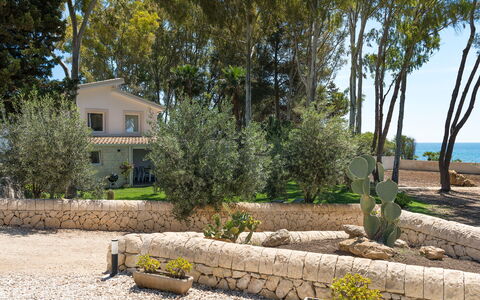 Villa Plemmirio: Pflanze, Eigentum, Gebäude, Pflanzengemeinschaft, Botanik, Himmel, Baum, Haus, Vegetation, Grundstueck