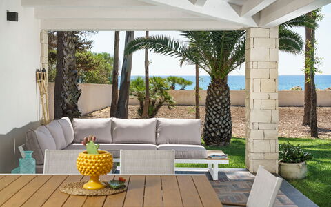 Villa Plemmirio: Pflanze, Eigentum, Möbel, Couch, Schatten, Interior Design, Tabelle, Baum, Gartenmöbel, Studio Couch