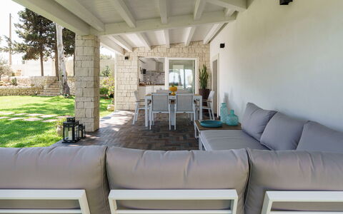 Villa Plemmirio: Pflanze, Couch, Eigentum, Möbel, Tabelle, Interior Design, Schatten, Gebäude, Komfort, Studio Couch
