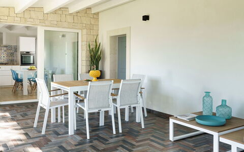Villa Plemmirio: Tabelle, Möbel, Pflanze, Stuhl, Gebäude, Holz, Zimmerpflanze, Fussboden, Flooring, Wohnzimmer