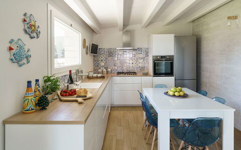 Villa Plemmirio: Möbel, Küche, Countertop, Interior Design, Flooring, Küchengerät, Major Appliance, Holz, Fussboden, Cabinetry