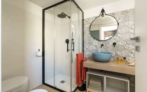 Villa Plemmirio: Badezimmer, Armatur, Interior Design, Flooring, Fussboden, Toilette, Installation, Toilleten Sitz, Spiegel, Fliese