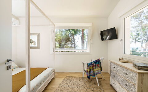Villa Plemmirio: Interior Design, Möbel, Flooring, Fussboden, Wand, Holz, Decke, Schlafzimmer, Zimmer, Bett